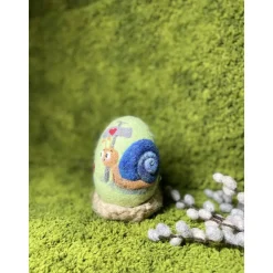 Osterei unternehmungslustige Schnecke mit einem Marienkäfer Nadelfilzarbeit