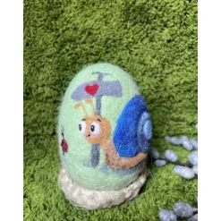 Osterei unternehmungslustige Schnecke mit einem Marienkäfer Nadelfilzarbeit