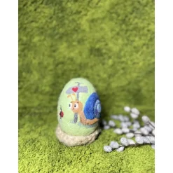 Osterei unternehmungslustige Schnecke mit einem Marienkäfer Nadelfilzarbeit