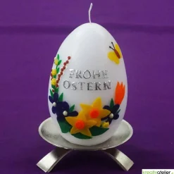 Ostereikerze mit Frühlingsstrauß und Schmetterling, 