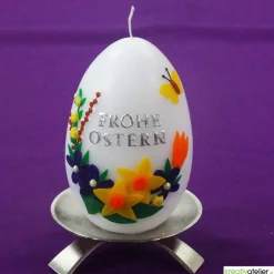 Ostereikerze mit Frühlingsstrauß und Schmetterling, 