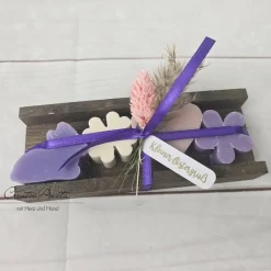 Ostergeschenk Schafmilchseifen in Holzverpackung Ostergruß Hase-Schmetterling lila-rosa