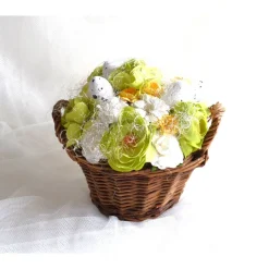 Ostergesteck (2) grün-weiß im braunen Korb