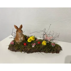 Ostergesteck auf einer Baumrinde