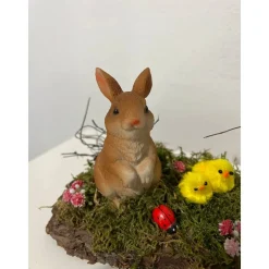 Ostergesteck auf einer Baumrinde