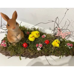 Ostergesteck auf einer Baumrinde