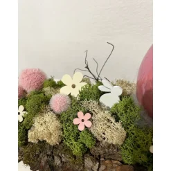 Ostergesteck auf einer Baumrinde