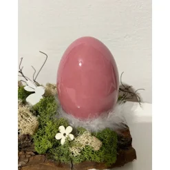 Ostergesteck auf einer Baumrinde