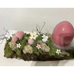 Ostergesteck auf einer Baumrinde