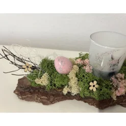 Ostergesteck auf einer Baumrinde Osterdeko