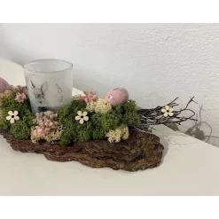 Ostergesteck auf einer Baumrinde Osterdeko