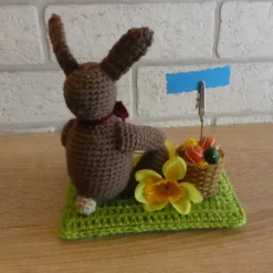 Ostergruß - gehäkelter Hase mit einem Ostereierkorb