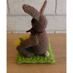 Ostergruß - gehäkelter Hase mit einem Ostereierkorb