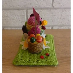 Ostergruß - gehäkeltes Huhn mit einem Ostereierkorb