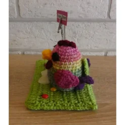 Ostergruß - gehäkeltes Huhn mit einem Ostereierkorb