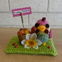 Ostergruß - gehäkeltes Huhn mit einem Ostereierkorb