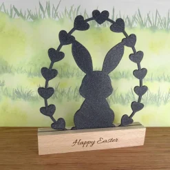 Osterhase Aufsteller 3D-Druck mit Holzsockel und Gravur – Moderne Osterdekoration, nachhaltig & individuell