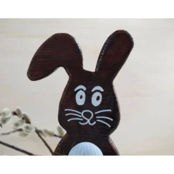 Osterhase aus Holz handgemacht – Rustikale Osterdeko, Unikat mit Ei & Puschel