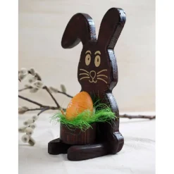 Osterhase aus Holz handgemacht – Rustikale Osterdeko, Unikat mit Ei & Puschel