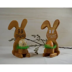 Osterhase aus Holz handgemacht – Rustikale Osterdeko, Unikat mit Ei & Puschel