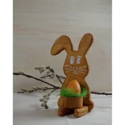 Osterhase aus Holz handgemacht – Rustikale Osterdeko, Unikat mit Ei & Puschel