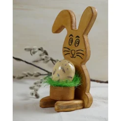 Osterhase aus Holz handgemacht – Rustikale Osterdeko, Unikat mit Ei & Puschel