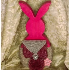 Osterhase Hasenfigur PINK zauberhafter Holzhase mit handgestrickten Accessoires bemalt mit Acrylfarben Osterdeko