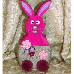 Osterhase Hasenfigur PINK zauberhafter Holzhase mit handgestrickten Accessoires bemalt mit Acrylfarben Osterdeko