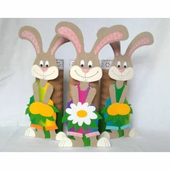 Osterhase mit Geschenkbox als Osternest, Osterkörbchen oder Frühlingsdeko, Tischdeko, Osternest aus Wellpappe