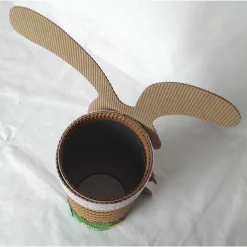 Osterhase mit Geschenkbox als Osternest, Osterkörbchen oder Frühlingsdeko, Tischdeko, Osternest aus Wellpappe