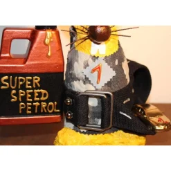 Osterhase RENNFAHRER handgefertigte Künstler-Figur Osterdeko Geschenk für Autofans Geldgeschenk