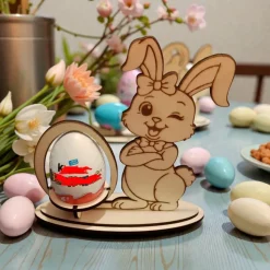 Osterhasen aus Holz als Eierhalter