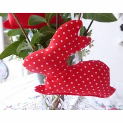 Osterhasen, Hängehasen,  ro,t echte Handarbeit, genäht, Unikate, Osterdeko