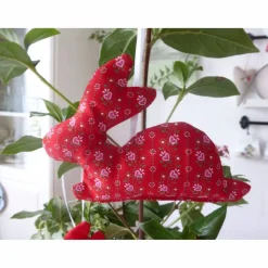 Osterhasen, Hängehasen,  ro,t echte Handarbeit, genäht, Unikate, Osterdeko