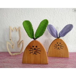 Osterhasen-Paar aus Douglasienholz mit grünen und fliederfarbenen Stoffohren (2er-Set)