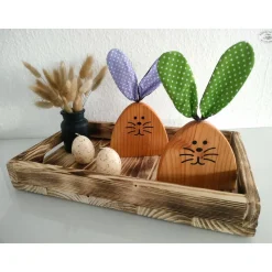 Osterhasen-Paar aus Douglasienholz mit grünen und fliederfarbenen Stoffohren (2er-Set)