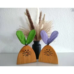 Osterhasen-Paar aus Douglasienholz mit grünen und fliederfarbenen Stoffohren (2er-Set)