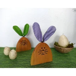 Osterhasen-Paar aus Douglasienholz mit grünen und fliederfarbenen Stoffohren (2er-Set)