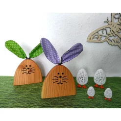 Osterhasen-Paar aus Douglasienholz mit grünen und fliederfarbenen Stoffohren (2er-Set)
