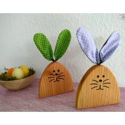 Osterhasen-Paar aus Douglasienholz mit grünen und fliederfarbenen Stoffohren (2er-Set)