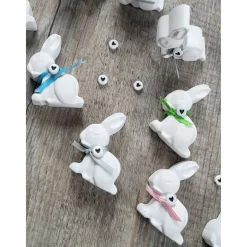 Osterhäschen mit Halsband und Herzperle