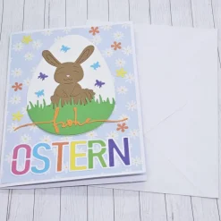 Osterkarte Hase im Ei bunt – Fröhliche Ostergrüße mit Blumen & Umschlag