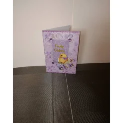 Osterkarte in lila mit Blumen und einem Küken