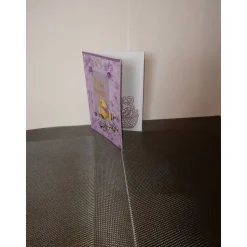 Osterkarte in lila mit Blumen und einem Küken