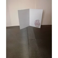 Osterkarte in lila mit Blumen und einem Küken