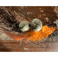 OSTERKRANZ AUS FEINEN REBEN MIT WACHTELEIERN UND BUNTEN FEDERN