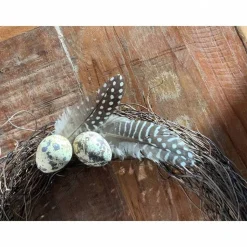 OSTERKRANZ AUS FEINEN REBEN MIT WACHTELEIERN UND ZARTEN FEDERN