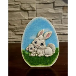 Ostern Dekoration - Osterhase aus Kaltporzellan auf Rasen - Osterei