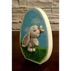 Ostern Dekoration - Osterhase aus Kaltporzellan auf Rasen - Osterei