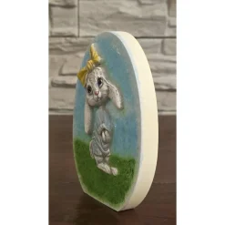 Ostern Dekoration - Osterhase aus Kaltporzellan auf Rasen - Osterei